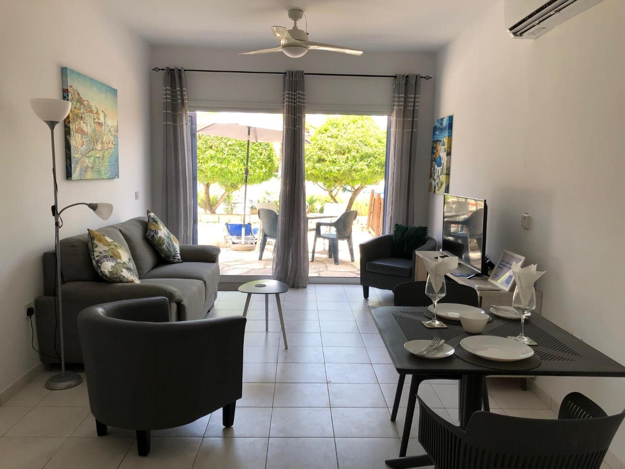 Stylish 1 Bedroom Apartment In Limnaria Gardens Paphos Extérieur photo